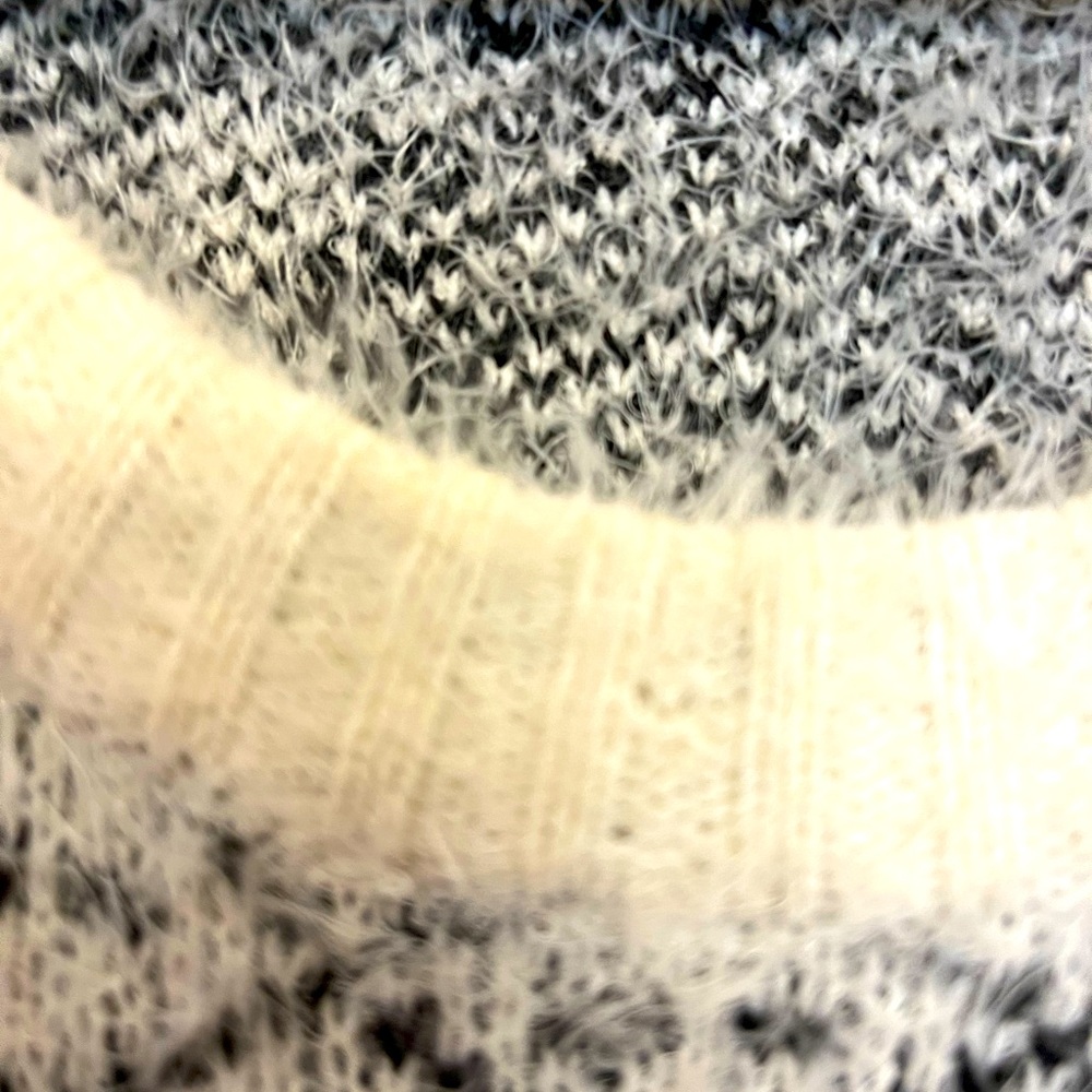 Fuzzy sweater - Picture 4 of 5